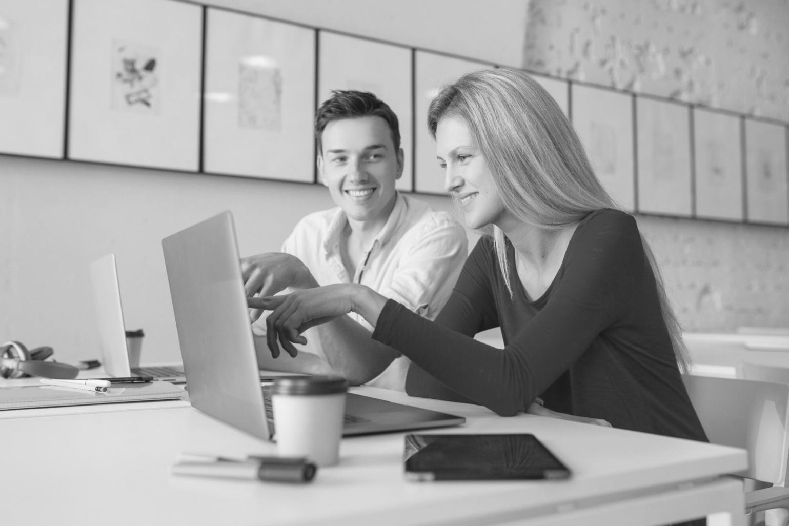 Budgetplanung Arbeitsplatz mit Grafiken und Berechnungen